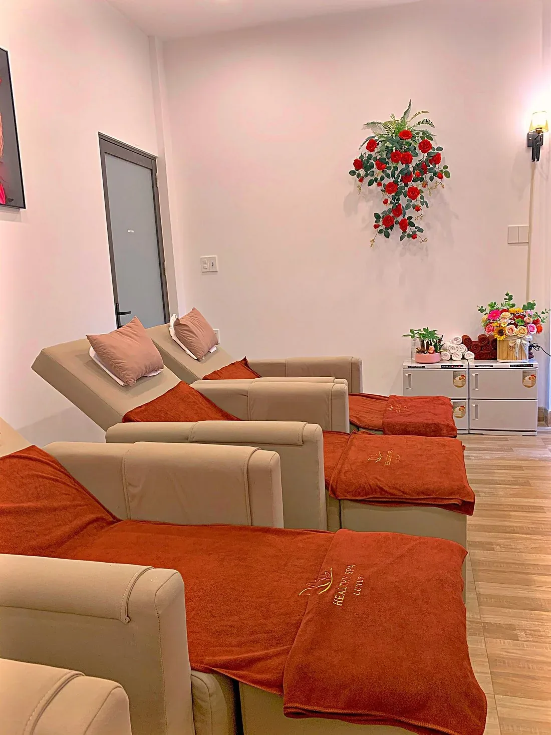 Reclining chairs in the foot-massage room at Healthy Spa Luxury