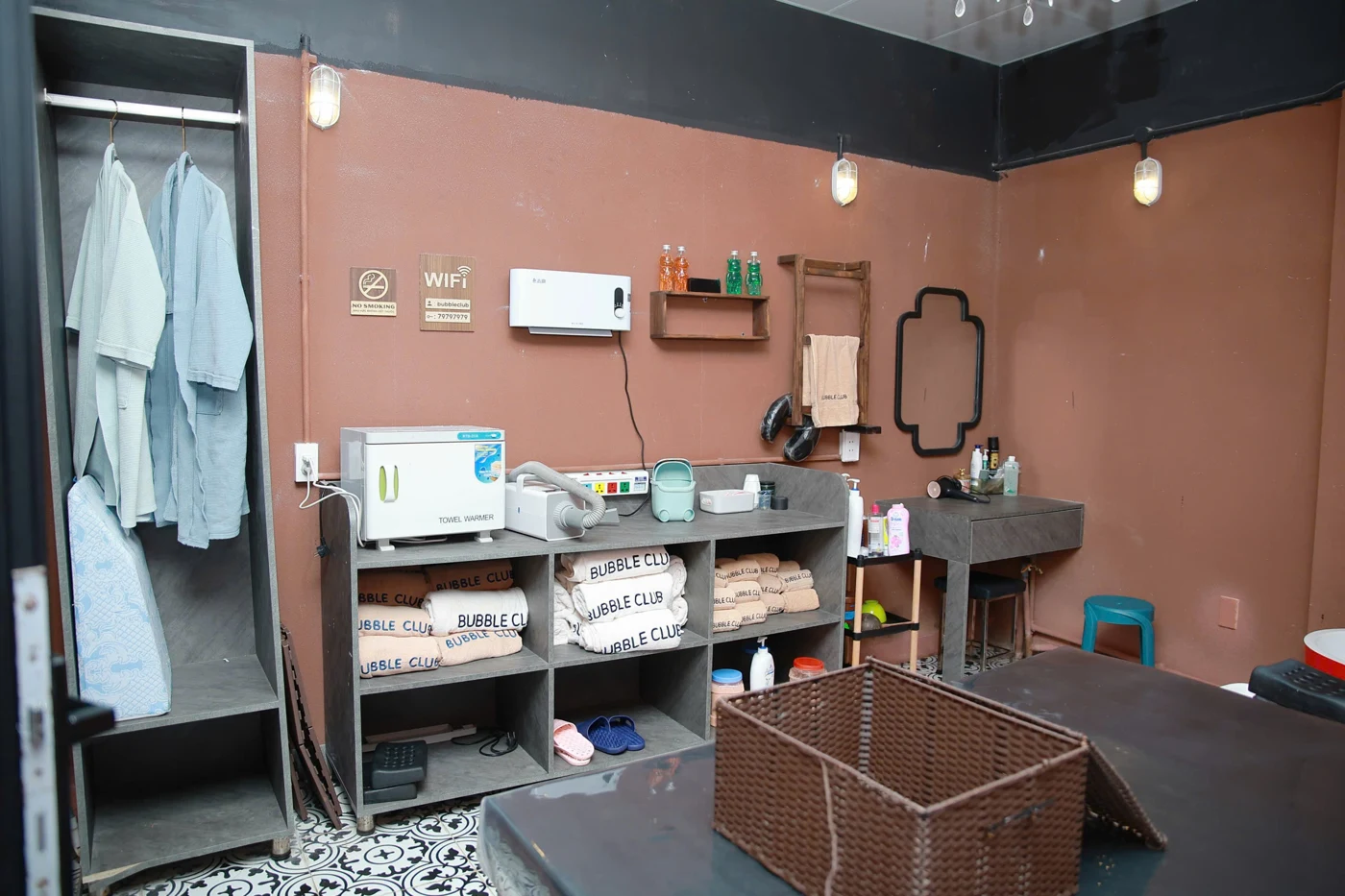 Bubble Wash — Pink scrub room