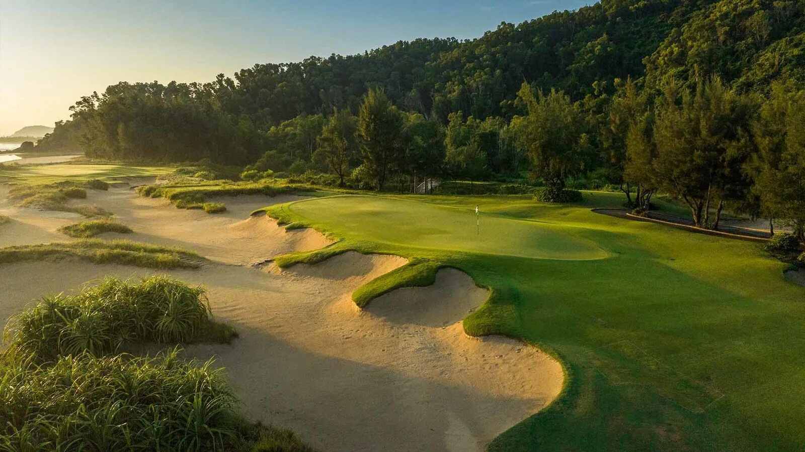 Laguna Golf Lang Co 시그니처 홀 - 5번 파3 마운드 배경