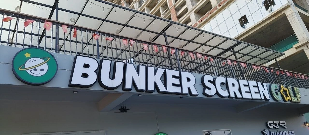 BUNKER golf 스크린골프 베이 - GTR 시뮬레이터 6명 동시 라운딩