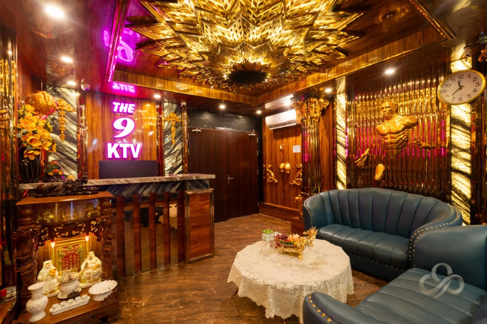The9 KTV 네온 사인이 있는 다낭 가라오케 라운지