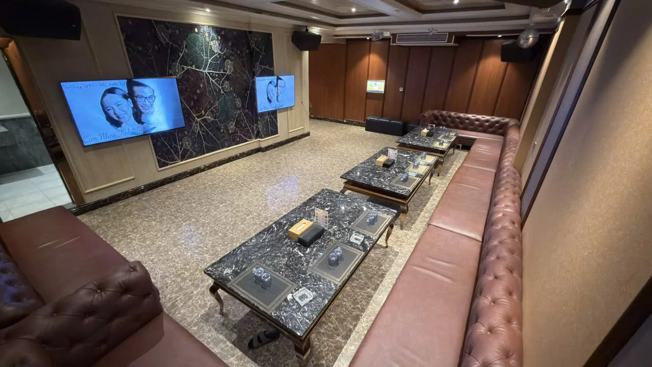 아우디 가라오케 다낭 대형 룸 대리석 테이블 Audi Karaoke Da Nang large room